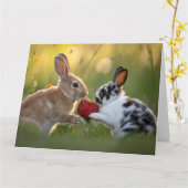 2匹の赤ちゃんウサギが大きな熟したイチゴをシェア カード (黄色い花)