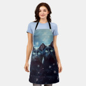 2匹の黒猫が雪に囲まれて エプロン (着用した状態)