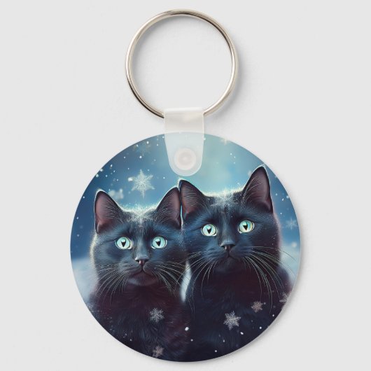 2匹の黒猫が雪に囲まれて キーホルダー (正面)