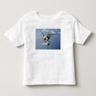 2匹のF-22猛禽は太平洋に飛びます トドラーTシャツ