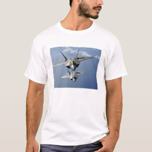 2匹のF-22猛禽は太平洋に飛びます Tシャツ