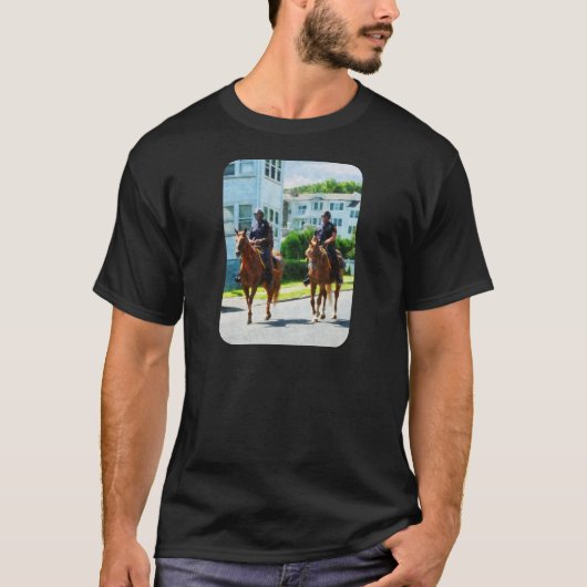2取付けられた警察 Tシャツ (正面)