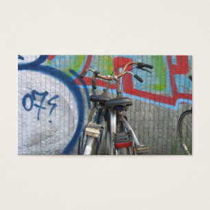 2台の自転車および落書きの壁の小さい写真カード