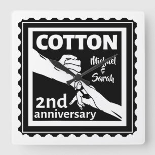 2周年結婚の夫婦が手を握る スクエア壁時計