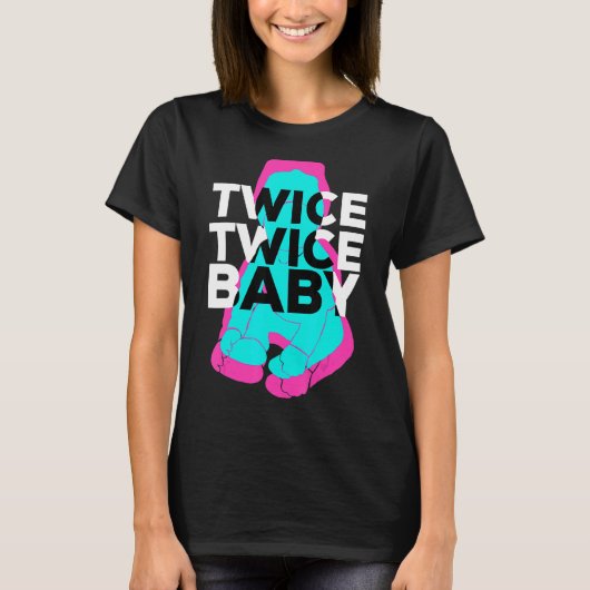 2回のベビー可愛い双子と1人 Tシャツ (正面)
