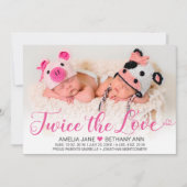 2回のラブツイン女の子ピンクのスクリプトフォト誕生 案内状 (正面)