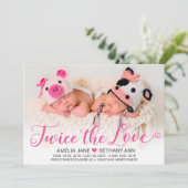 2回のラブツイン女の子ピンクのスクリプトフォト誕生 案内状 (スタンド正面)