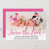 2回のラブツイン女の子ピンクのスクリプトフォト誕生 案内状 (正面/裏面)