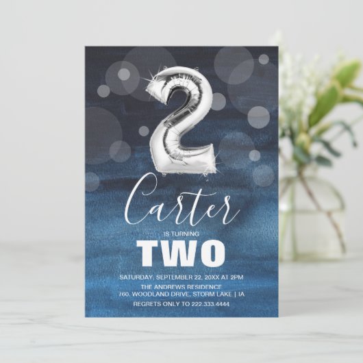 2回目の誕生日のシルバーバルーン |青いパーティー 招待状 (スタンド正面)