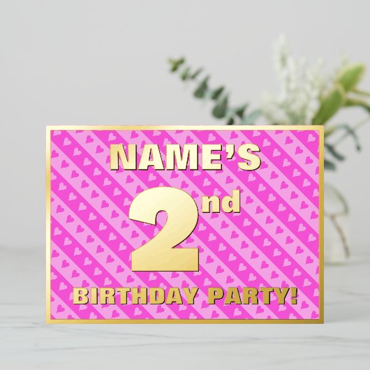 2回目の誕生日パーティー—おもしろいピンクのハートとストライプ 箔招待状 (立ち正面)