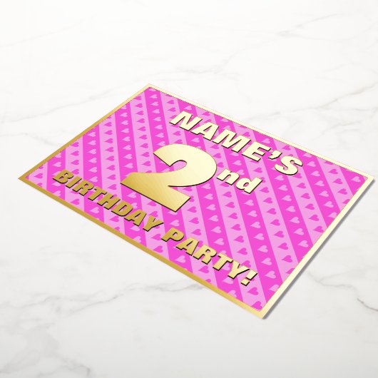 2回目の誕生日パーティー—おもしろいピンクのハートとストライプ 箔招待状 (回転した状態)