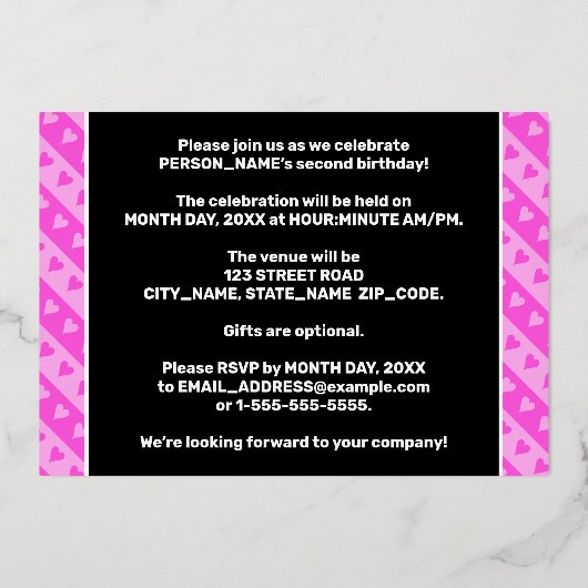 2回目の誕生日パーティー—おもしろいピンクのハートとストライプ 箔招待状 (裏面)