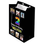 2回目の誕生日：レインボー「2」、写真カスタムと名前 ミディアムペーパーバッグ (正面アングル)