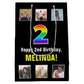 2回目の誕生日:レインボー「2」、写真カスタムと名前 ミディアムペーパーバッグ (裏面)