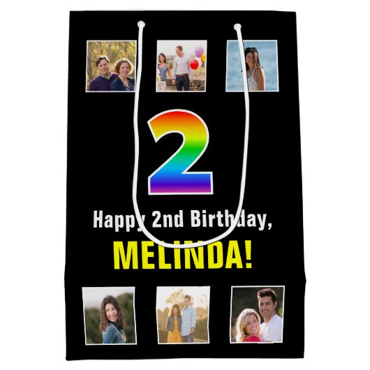 2回目の誕生日:レインボー「2」、写真カスタムと名前 ミディアムペーパーバッグ (裏面)