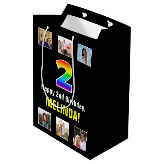 2回目の誕生日：レインボー「2」、写真カスタムと名前 ミディアムペーパーバッグ (裏面アングル)