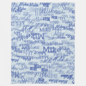 2層（2トーンの青）スタンプされた名前オールオーバー フリースブランケット (正面)