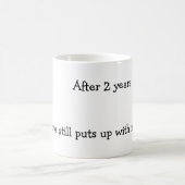 2年後で彼女はまだ私を我慢しました コーヒーマグカップ (中央)