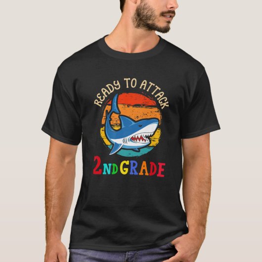 2年生のサメを攻撃する準備ができて最初にSchoに戻る Tシャツ (正面)