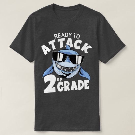 2年生のサメを攻撃する準備ができて最初の日Sに戻る Tシャツ (デザイン正面)
