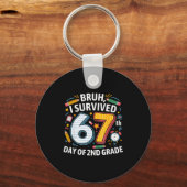 2年生の67日目を生き延びたオレ 67 おもしろTシャツ キッズ キーホルダー (正面)