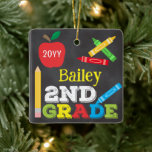 2年生Keepsake Chalkboard Kidsのカラフル写真 セラミックオーナメント<br><div class="desc">第2グレード写真オーナメントデザインは、リンゴ、定規、クレヨン、カラフルおもしろいタイポグラフィを備えはっきりしたている！クリックカスタマイズボタンを使用してopti2ndrの文字を変更！このデザインのバリエーション、追加の色、調整製品は当社のショップzazzle.com/store/doodleluluで入手できる。お連絡もし客様のマッチングデザインを作成するには、この製品を特定の製品に適用する必要ユニークがあります！6月2日までにDoodleLuluを見てくれてどうもありがとうバグデザイン!</div>