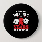 2年結婚した間おもしろい2周年 缶バッジ (正面)