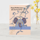 2年間誕生日。ゾウのカードを持った老人 カード (黄色い花)