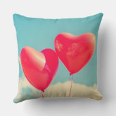2明るい赤いハート状のバルーン(上に浮かぶ) クッション (裏面)