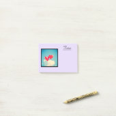 2明るい赤いハート状のバルーン(上に浮かぶ) ポストイット (デスク上)