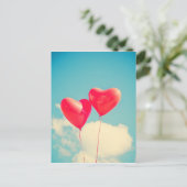 2明るい赤いハート状のバルーン(上に浮かぶ) ポストカード (スタンド正面)