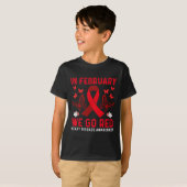 2月に我々は赤アメリカのハート病に気づく Tシャツ (正面フル)