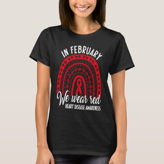 2月に我々は赤アメリカのハート病に気づく Tシャツ (正面)