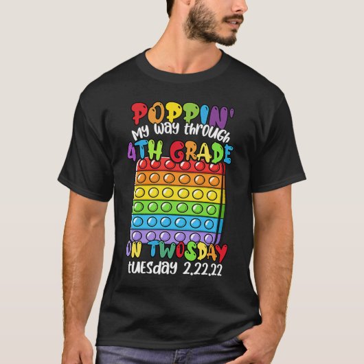 2月22日火曜日(Twosday)にポッピングしながら4年生を乗り切る 2 22 2 Tシャツ (正面)