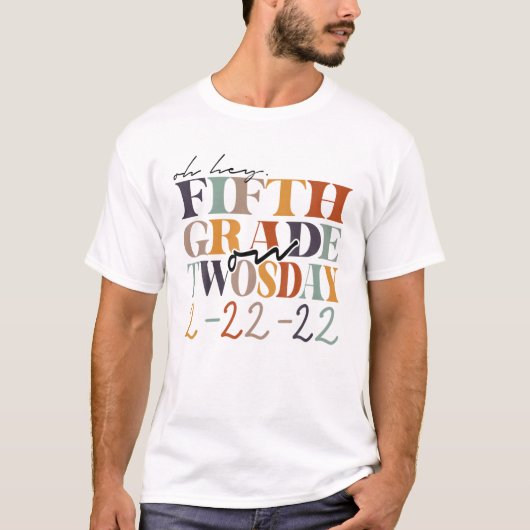 2月22日Oh Hey Fifth Grade On Twosday 2-22-2 Tシャツ (正面)