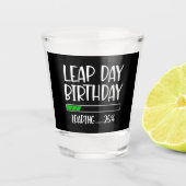 2月29日閏日誕生日25%閏年の読み込み ショットグラス (正面)