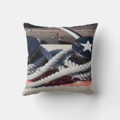 2本のボラードに結ばれるロープ クッション (裏面)