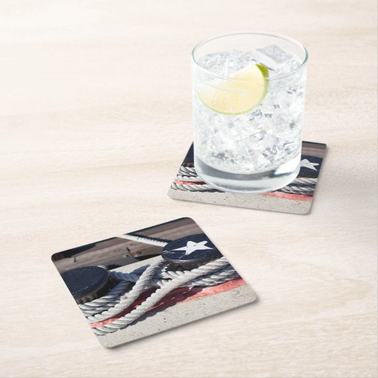 2本のボラードに結ばれるロープ スクエアペーパーコースター (インサイチュ)