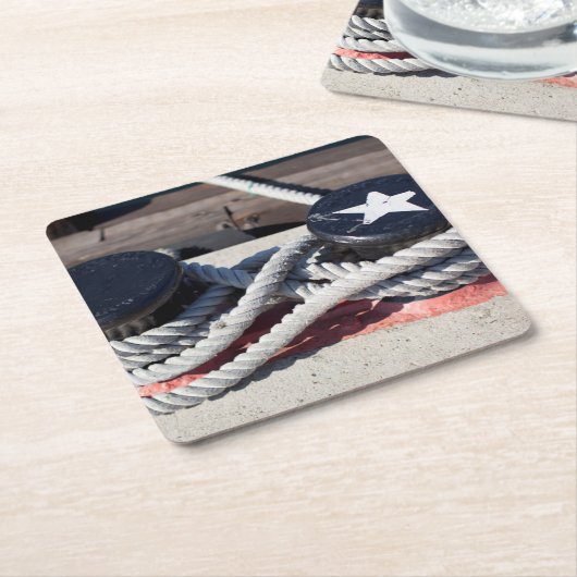 2本のボラードに結ばれるロープ スクエアペーパーコースター (アングル)