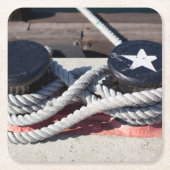 2本のボラードに結ばれるロープ スクエアペーパーコースター (正面)