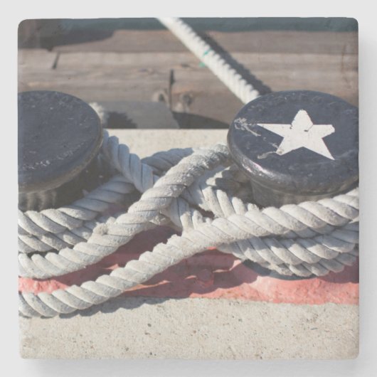 2本のボラードに結ばれるロープ ストーンコースター (正面)