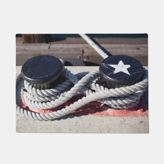 2本のボラードに結ばれるロープ ドアマット (正面)