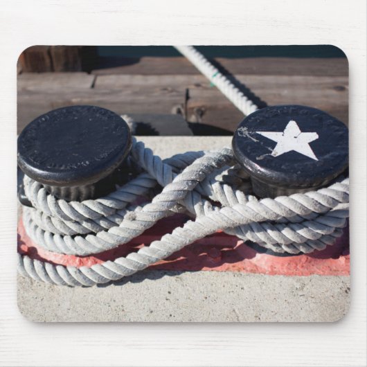 2本のボラードに結ばれるロープ マウスパッド (正面)