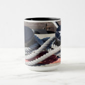 2本のボラードに結ばれるロープ マグカップ (中央)