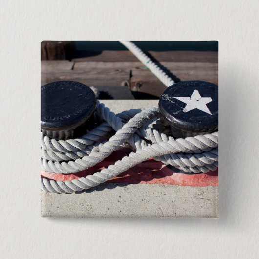 2本のボラードに結ばれるロープ 缶バッジ (正面)