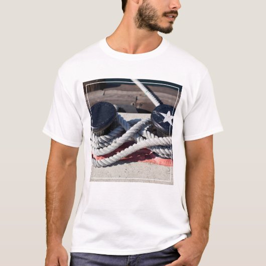 2本のボラードに結ばれるロープ Tシャツ (正面)