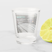 2本の列車が橋の下にある ショットグラス (裏面)