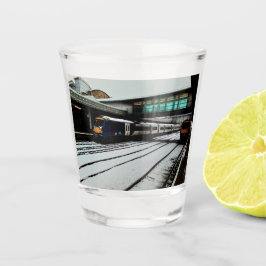 2本の列車が橋の下にある ショットグラス