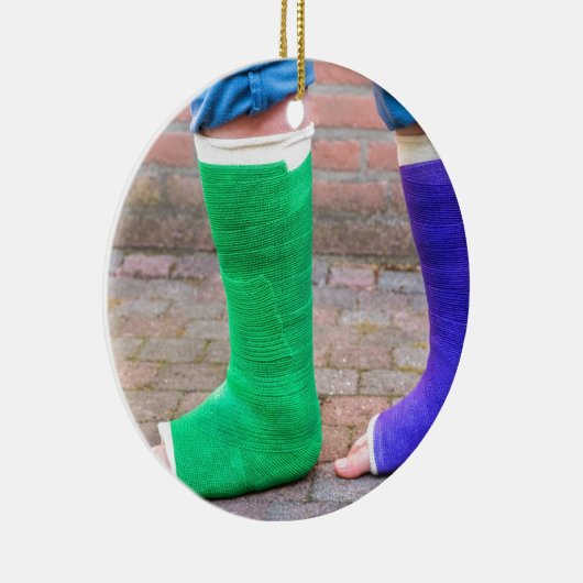 2本の多彩なギプスの足を搭載する永続的な子供 セラミックオーナメント (右)