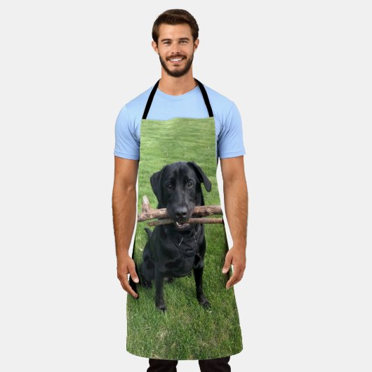2本の棒を持つブラックラボ犬写真 エプロン (着用した状態)
